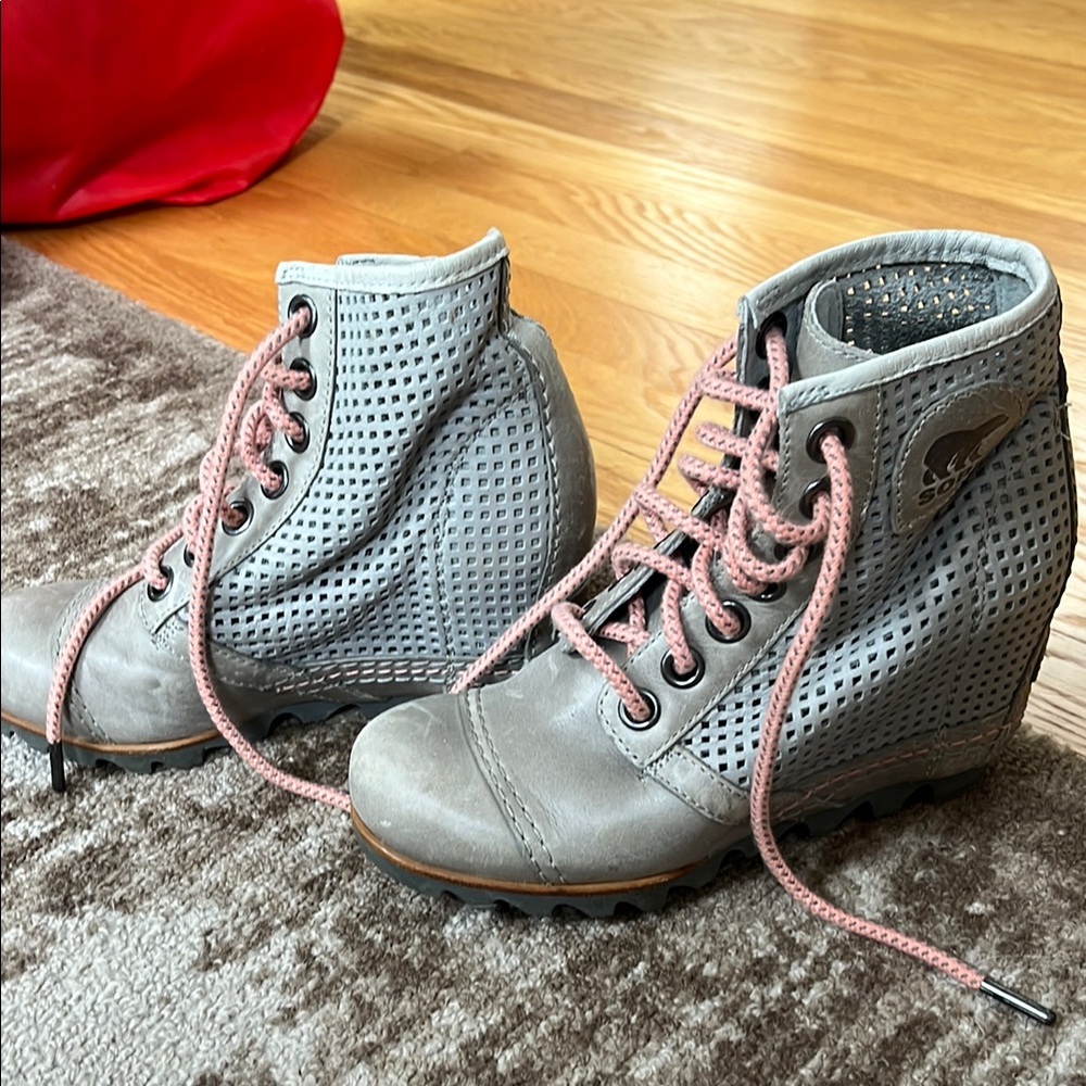 Sorel Gray Boots with Pink Laces - Picture 2 of 8